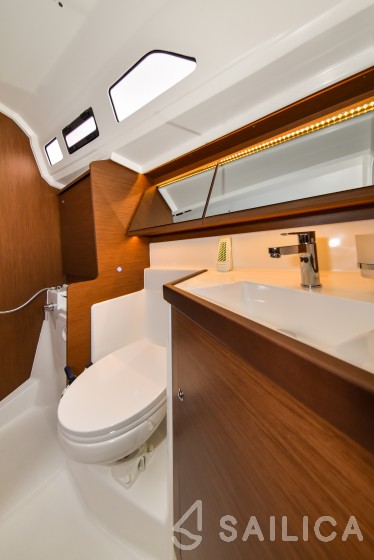Oceanis 40.1 - Yacht Charter Sailica