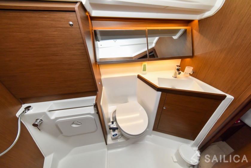 Oceanis 40.1 - Yacht Charter Sailica