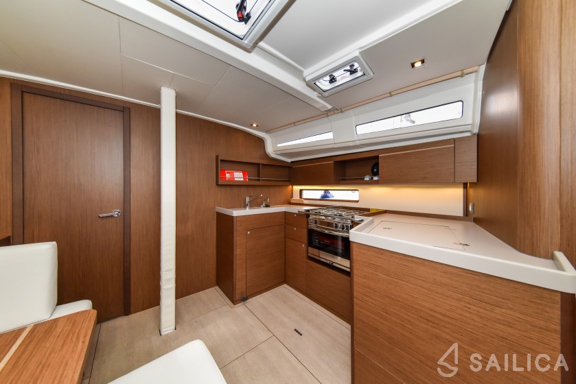 Oceanis 40.1 - Yacht Charter Sailica