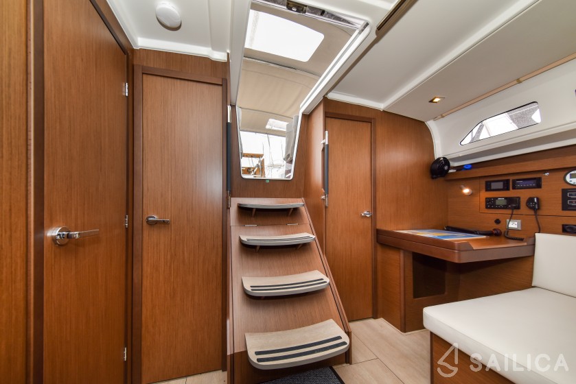Oceanis 40.1 - Yacht Charter Sailica