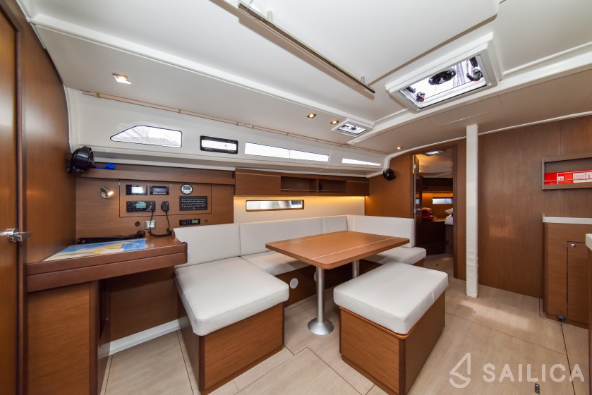 Oceanis 40.1 - Yacht Charter Sailica