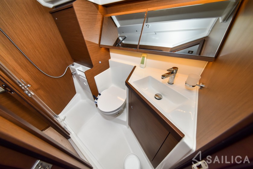 Oceanis 40.1 - Yacht Charter Sailica