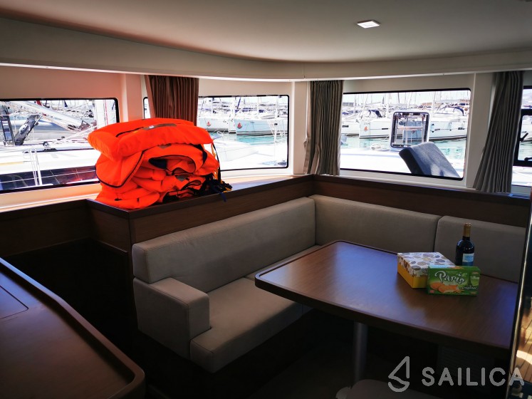 Lagoon 42 - Yacht Charter Sailica