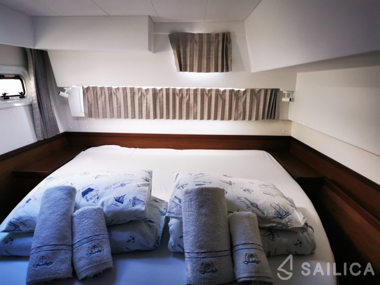 Lagoon 42 - Yacht Charter Sailica