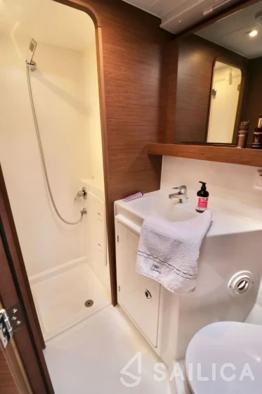 Lagoon 42 - Yacht Charter Sailica