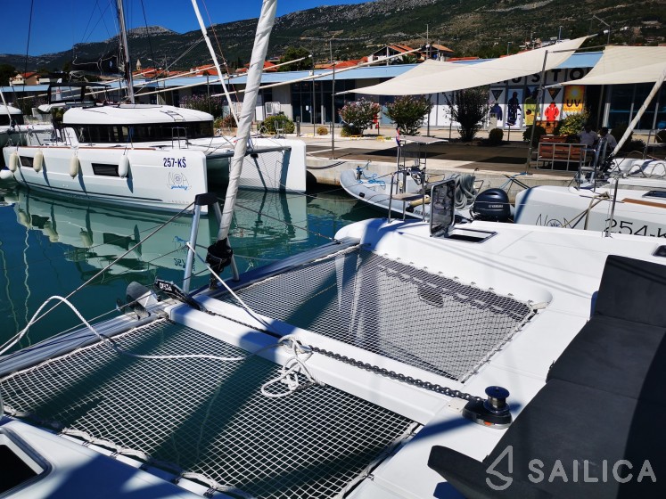 Lagoon 42 - Yacht Charter Sailica