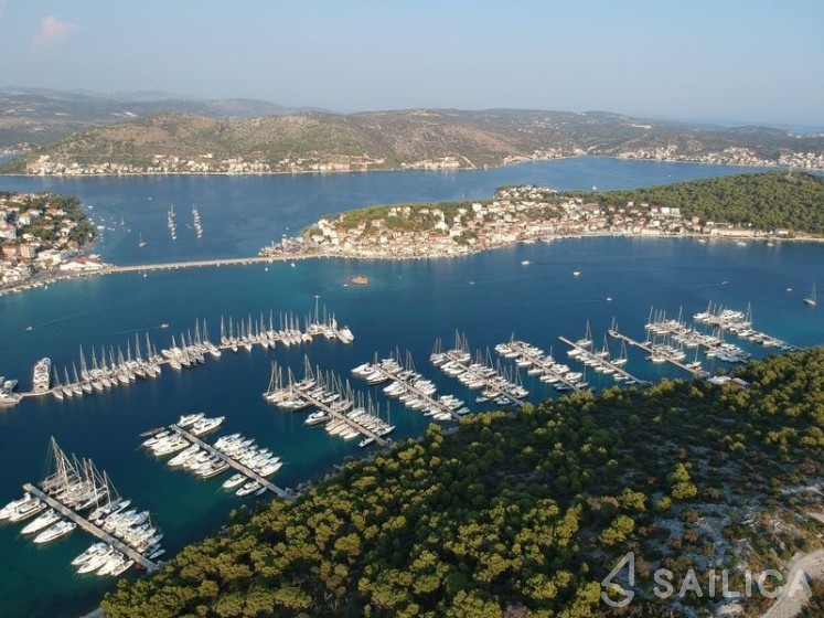 Bali 5.4. - Yacht Charter Sailica