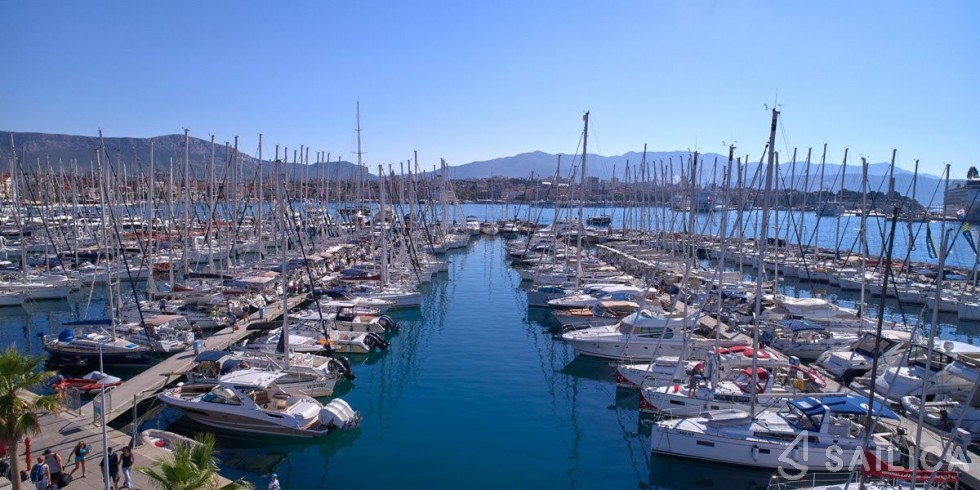 Bavaria 42 Cruiser - Yacht Charter Sailica