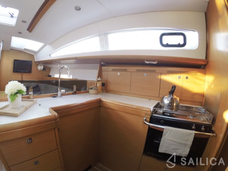 Sun Odyssey 42 DS - Yacht Charter Sailica