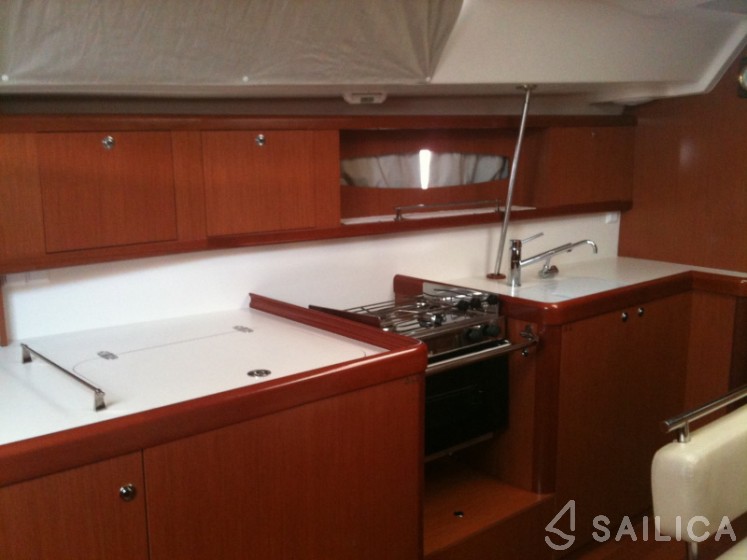Oceanis 43 - Yacht Charter Sailica