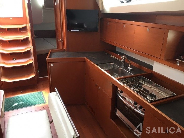 Oceanis 45 - Yacht Charter Sailica