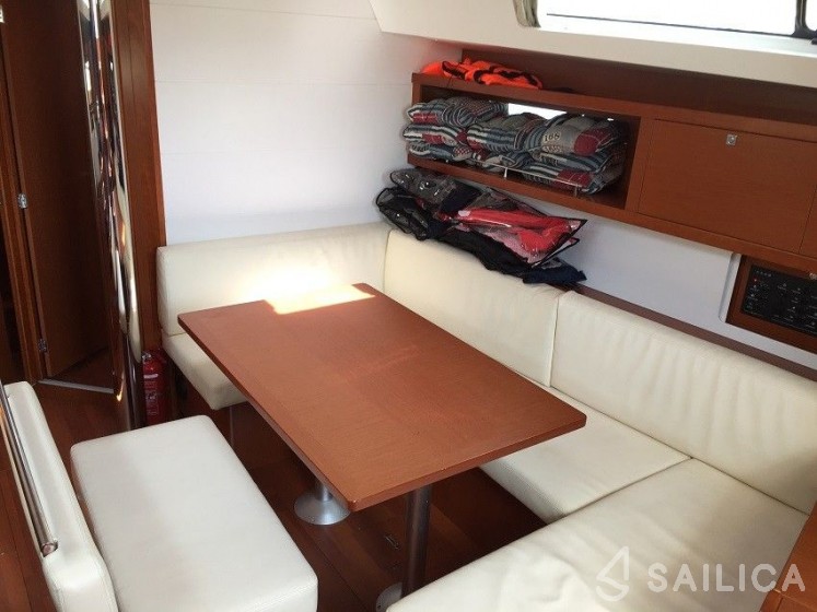Oceanis 45 - Yacht Charter Sailica