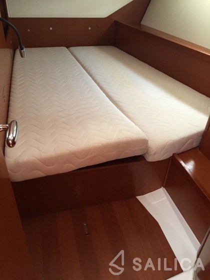Oceanis 45 - Yacht Charter Sailica