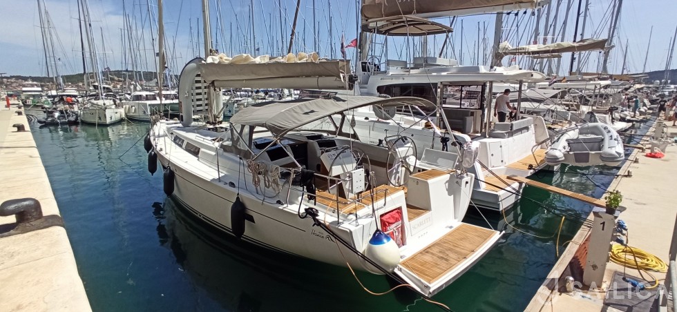 Hanse 455 - Yacht Charter Sailica
