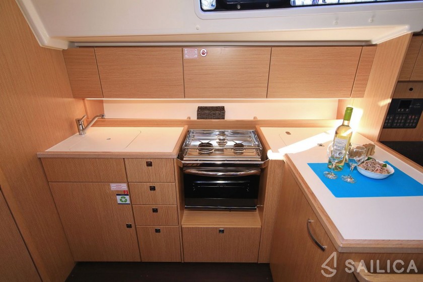 Bavaria C42 - Yacht Charter Sailica