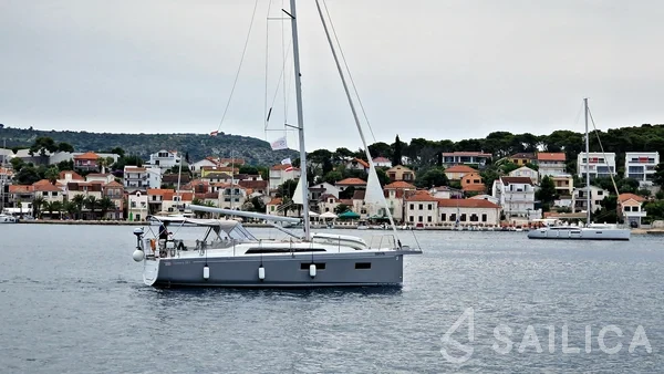 Oceanis 34.1 - Yacht Charter Sailica