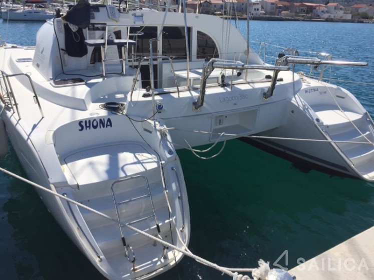 Lagoon 380 - Yacht Charter Sailica