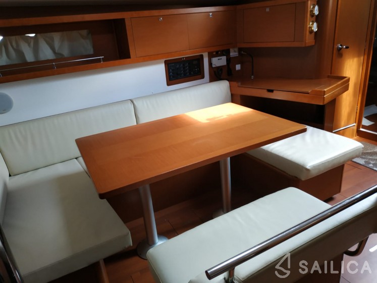 Oceanis 45 - Yacht Charter Sailica