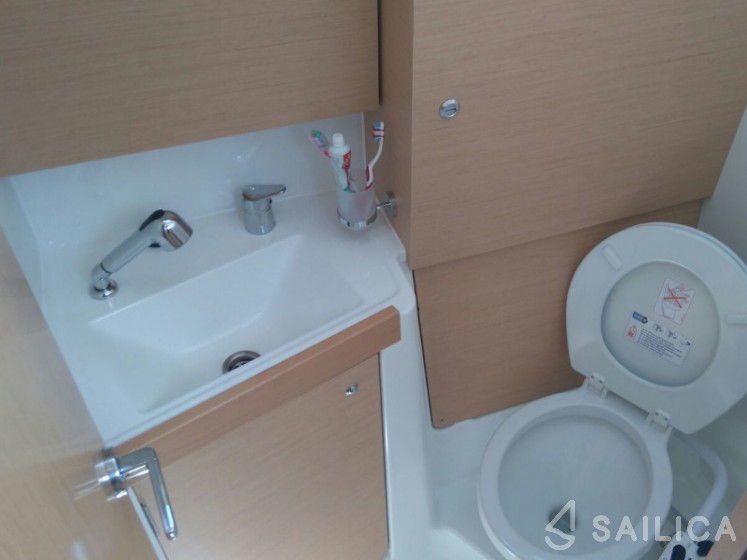 Oceanis 38 - Yacht Charter Sailica