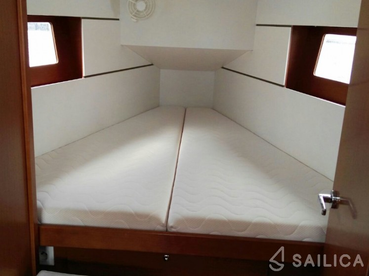 Oceanis 35 - Yacht Charter Sailica