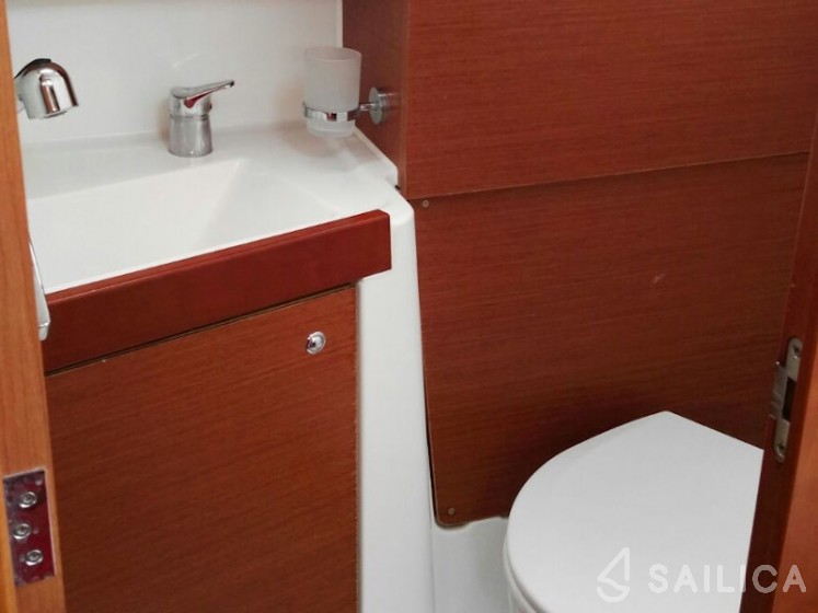 Oceanis 35 - Yacht Charter Sailica