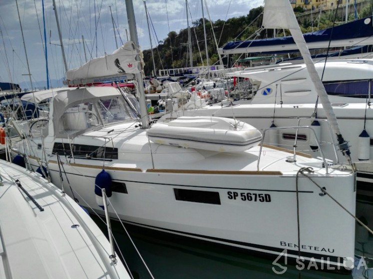 Oceanis 35 - Yacht Charter Sailica