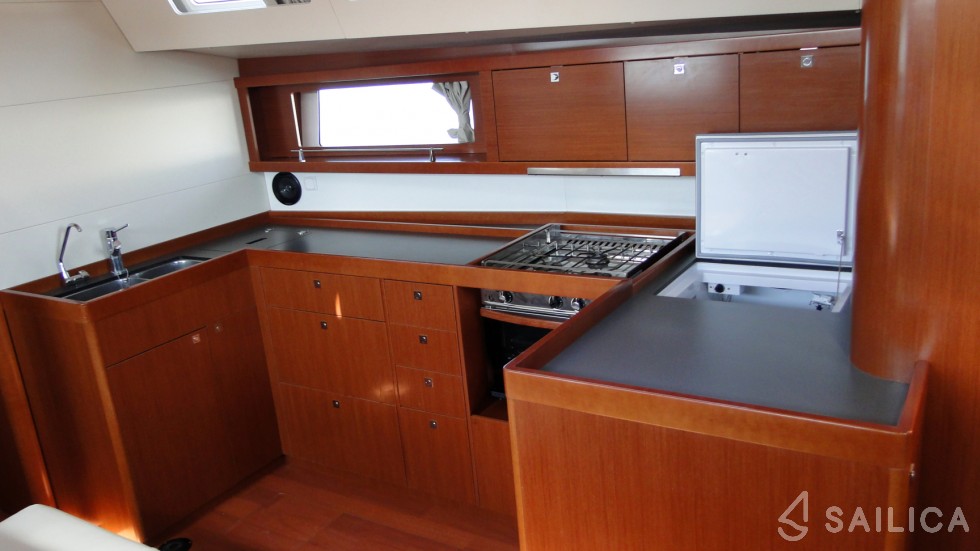 Oceanis 48 - Yacht Charter Sailica