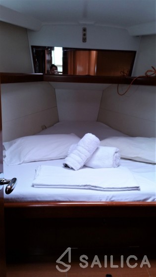 Oceanis 43 - Yacht Charter Sailica