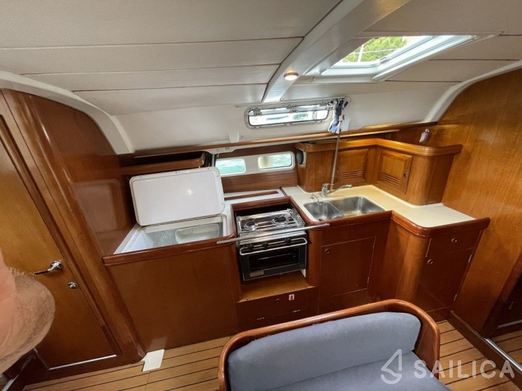 Oceanis 411 Celebration - Yacht Charter Sailica