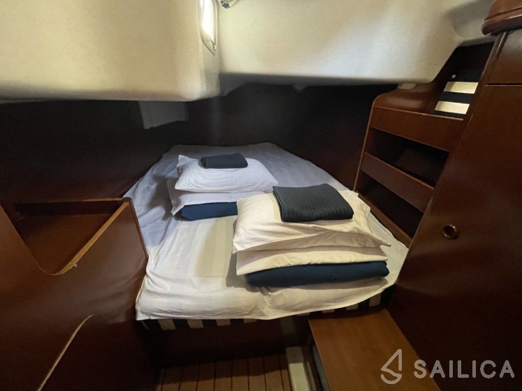 Oceanis 411 Celebration - Yacht Charter Sailica