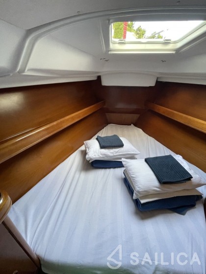 Oceanis 411 Celebration - Yacht Charter Sailica