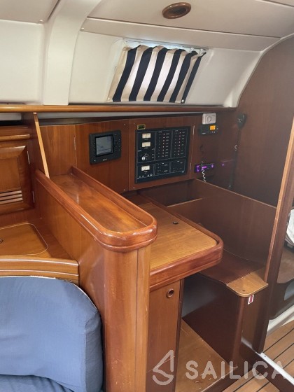 Oceanis 411 Celebration - Yacht Charter Sailica