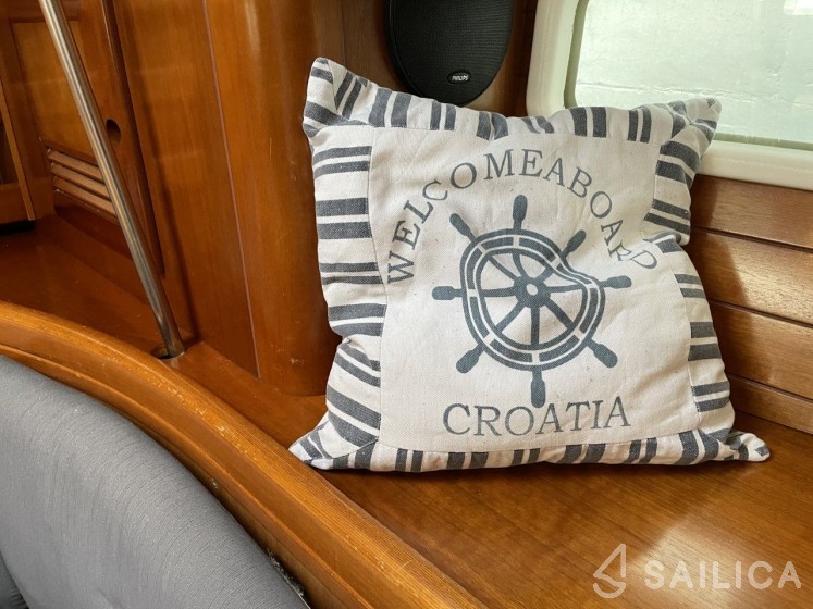 Oceanis 411 Celebration - Yacht Charter Sailica