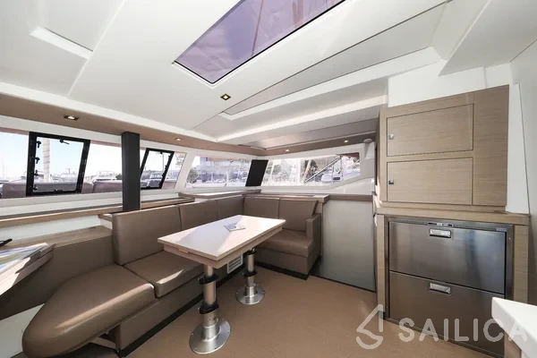 Astréa 42 - Yacht Charter Sailica
