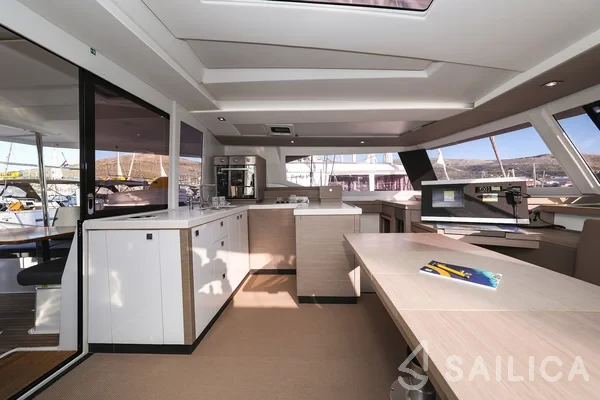 Astréa 42 - Yacht Charter Sailica
