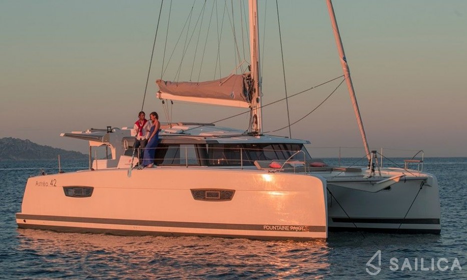 Astréa 42 - Yacht Charter Sailica