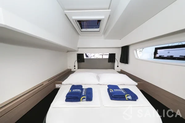 Astréa 42 - Yacht Charter Sailica