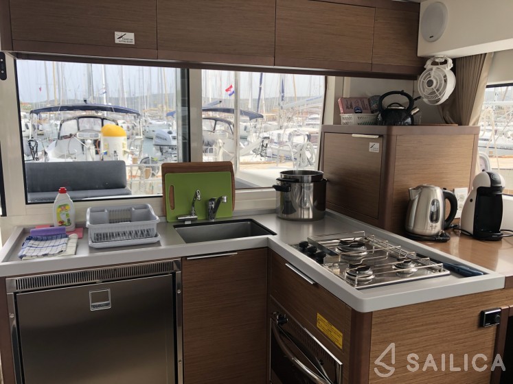 Lagoon 40 - Yacht Charter Sailica