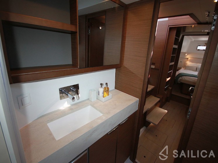 Lagoon 40 - Yacht Charter Sailica