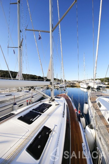 Bavaria 37 Cruiser - Yacht Charter Sailica