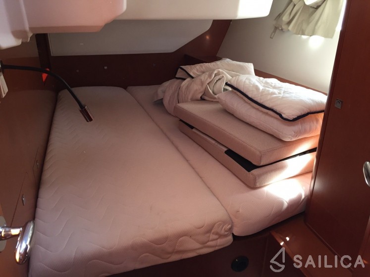 Oceanis 45 - Yacht Charter Sailica