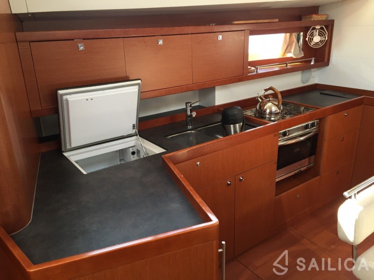 Oceanis 45 - Yacht Charter Sailica