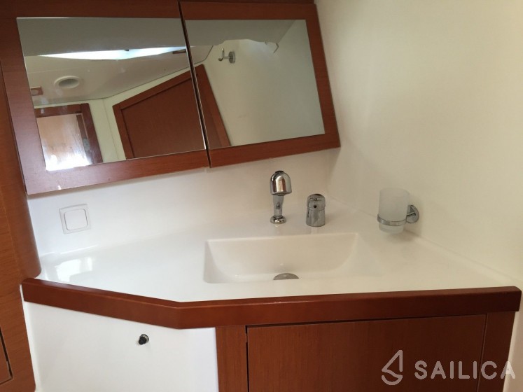 Oceanis 45 - Yacht Charter Sailica