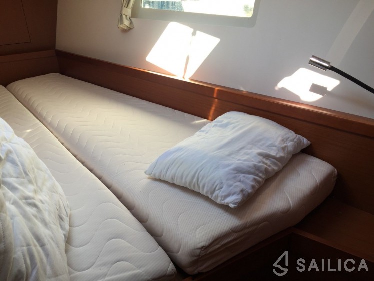 Oceanis 45 - Yacht Charter Sailica