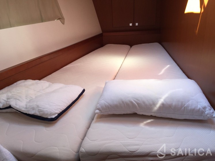 Oceanis 45 - Yacht Charter Sailica