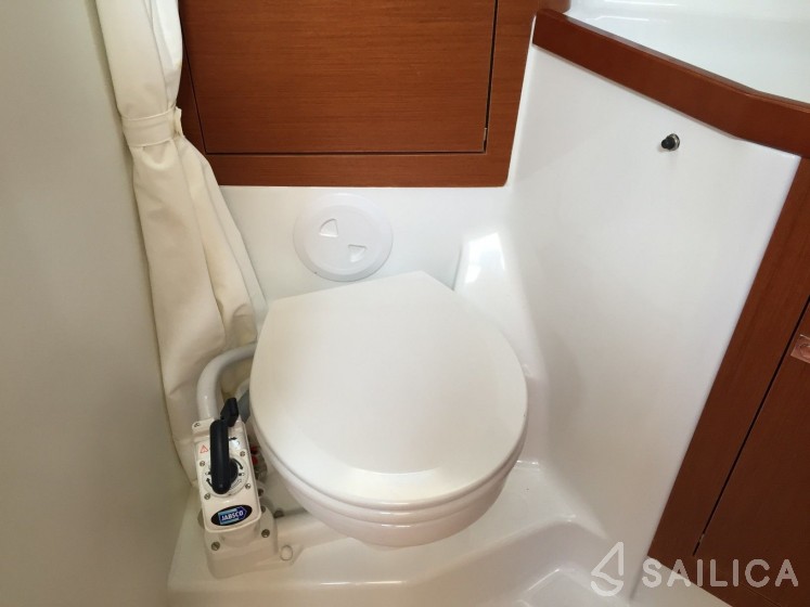 Oceanis 45 - Yacht Charter Sailica