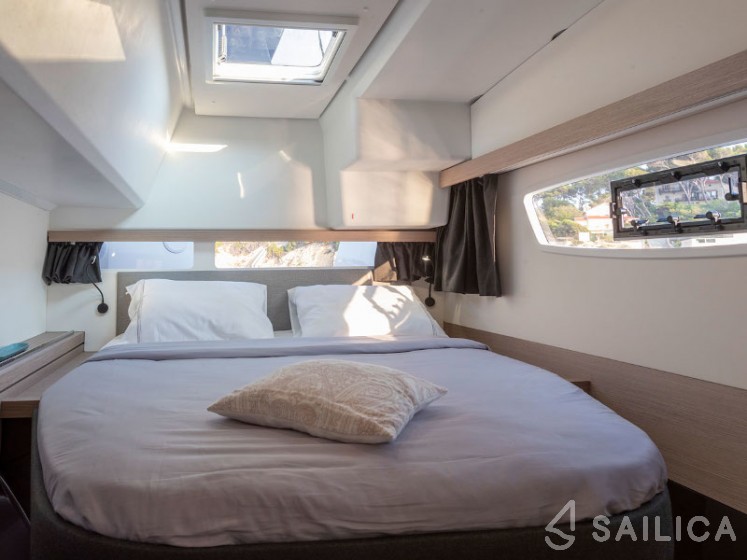 Isla 40 - Yacht Charter Sailica