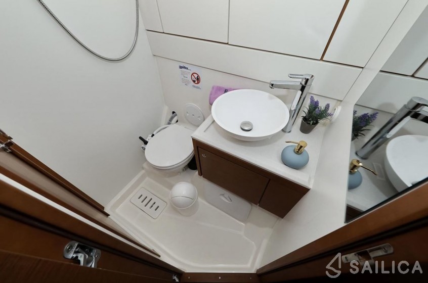 Jeanneau 54 - Yacht Charter Sailica