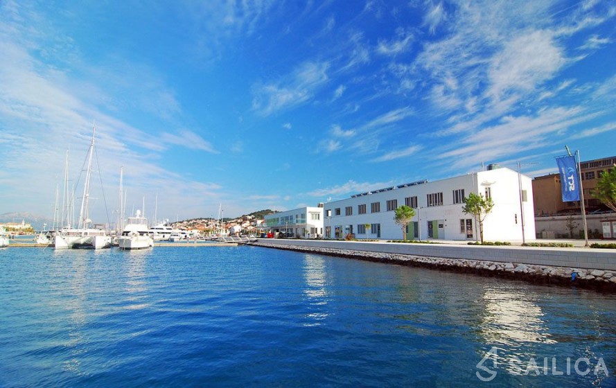 Jeanneau 54 - Yacht Charter Sailica