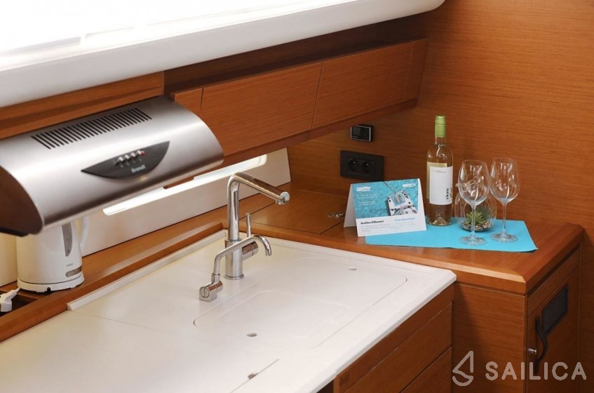 Jeanneau 54 - Yacht Charter Sailica